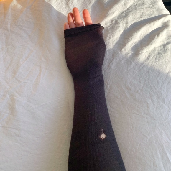 3/$20 GUESS Long-sleeve V-Neck Blouses - Picture 9 of 10